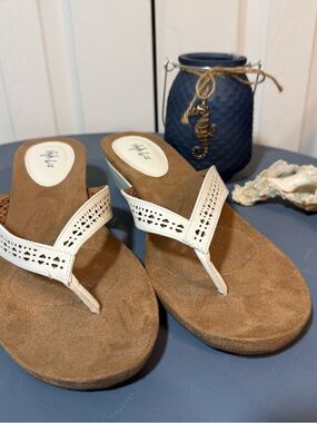 Style & Co. White Laser-Cut Thong Sandals with Tan Footbed 11 M